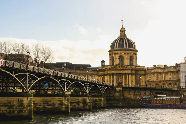 Мост через реку Сена в Париже, Франция — стоковое фото