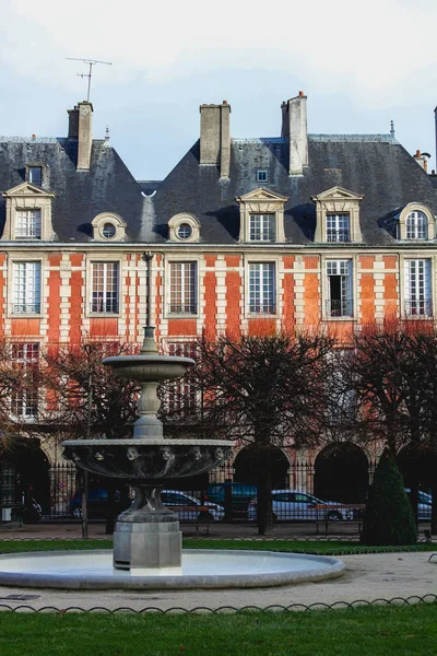 Площадь Вогезов в городе Париж, Франция — стоковое фото