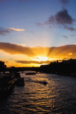 Paris, Fransa 'daki Seine nehrinin üzerinde gün batımı