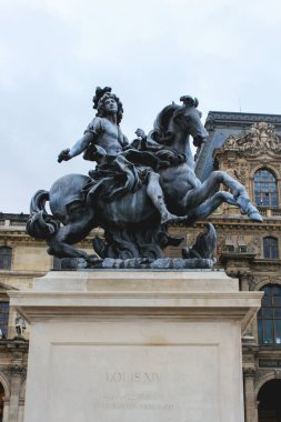 Fransa Kralı Louis Xiv 'in Paris' teki heykeli.