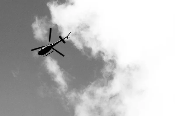 Helicóptero contra o céu em preto e branco — Fotografia de Stock