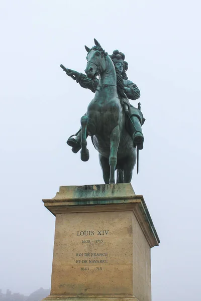XIV. Lajos francia király szobra Versailles-ban, Franciaországban — Stock Fotó