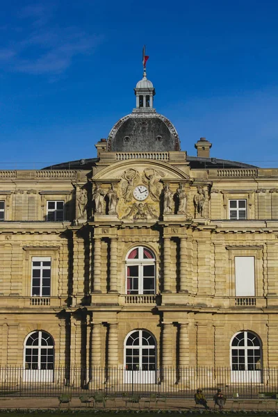 Gebäude des Senats im Garten von Luxemburg in Paris, Frankreich — Stockfoto