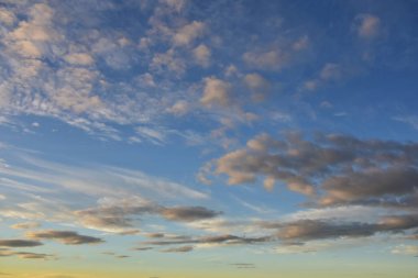 Günbatımı güzel mavi gökyüzü ile. Atmosferik arka plan