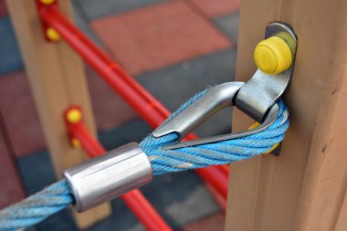Yüksük. Çocuk oyun yapıları üzerinde ahşap kiriş mavi naylon ip sabitleme detay