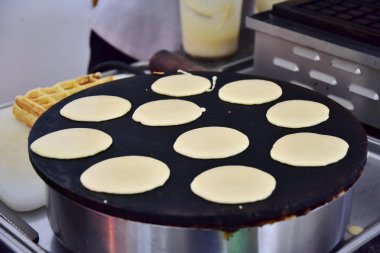 Aladis bir restoranda büyük bir elektrikli tavada kızartın. Düz yuvarlak aladis ve krep