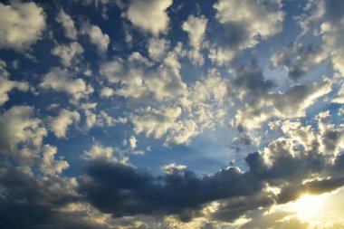 Güzel mavi gökyüzü bulutlar closeup ile. Güneş ışınları