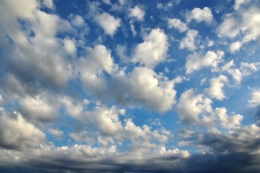 Güzel mavi gökyüzü bulutlar closeup ile. Fırtına yaklaşıyor