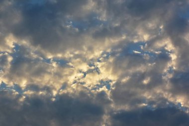 Mavi gökyüzü ve bulutlar