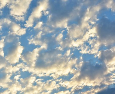 Mavi gökyüzü ve bulutlar