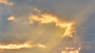 Dramatik gün batımı ve gün doğumu gökyüzü.