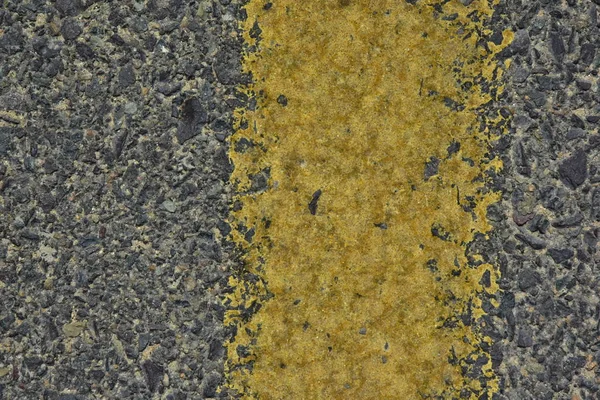 Yıpranmış Bir Sarı Yansıtıcı Yol Asfalt Kaplama Yakın Çekim Çizgi — Stok fotoğraf