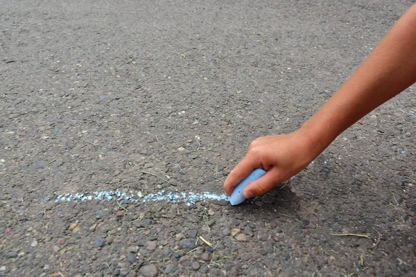Ett Barns Hand Ritar Blå Linje Asfalt Med Krita Bakgrund — Stockfoto