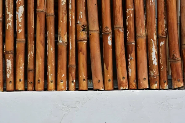 Recinzione Bambù Verniciato Con Parete Stucco Bianco Con Spazio Copia — Foto Stock