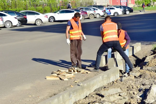Krasnoyarsk Rusia Mayo 2018 Los Trabajadores Organización Construcción Los Chalecos — Foto de Stock