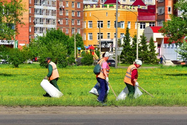 Krasnoyarsk Ryssland Juni 2018 Signal Städare Orange Västar Samla Sopor — Stockfoto