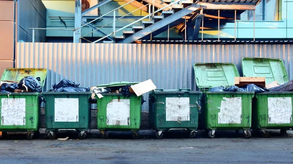 Ändlös Soptipp Behållare Överfyllda Med Skräp Nära Väggen Förorening Staden — Stockfoto