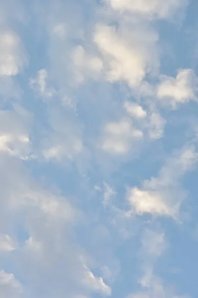 雲が閉じられた青い空 — ストック写真