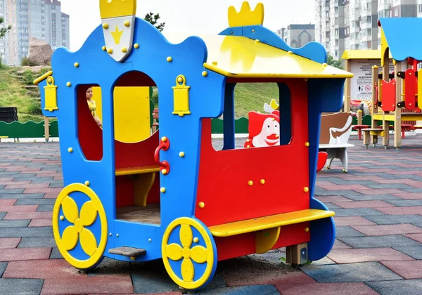 Ett Litet Barns Trä Vagn Lekplatsen Med Gummibeläggning Plats För — Stockfoto