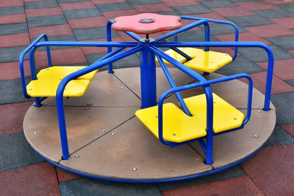 Blaues Karussell Auf Dem Spielplatz Das Konzept Der Kindheit Kindererziehung — Stockfoto