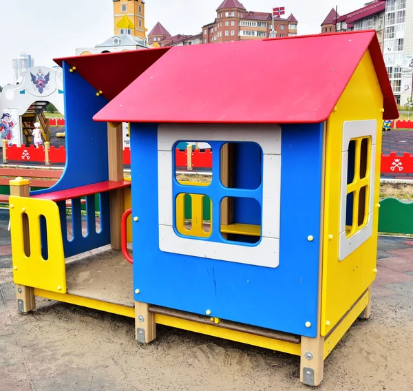 Ett Litet Barns Trähus Lekplatsen Med Gummibeläggning Plats För Barnens — Stockfoto