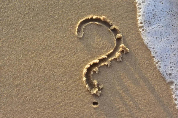 Bir Plaj Kum Üzerine Çizilmiş Bir Soru Işareti Kimse Var — Stok fotoğraf