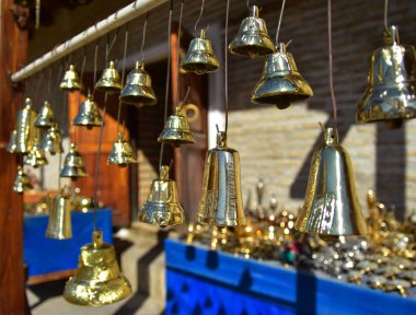 Eski geleneksel bronz, Buhara yazıtlı altın çanlar. Özbek zanaatkarların yaratılması. İpek Yolu'nda Yolculuk