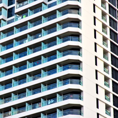 7 Temmuz 2018. Vietnam. Nha Trang. Modern otel konut gökdelen ayrıntılarını dokulu. Ekonomi, finans, gelecek kavramları. Arka bina soyut. 