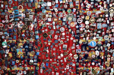 Eylül 10,2017. Buhara. Özbekistan. Sovyetler Birliği döneminde vintage özgün rozetleri kümesi. Metal rozetleri Rusya. Arka plan metal eski simgeleri çok. Vintage simgeler, rozetleri geniş bir koleksiyon