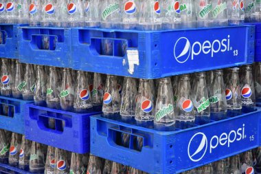 Cam Ranh. Vietnam. 10 Temmuz 2018. Pepsi, Pepsi kap içinde Mirinda boş cam şişe. 