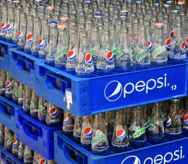 Cam Ranh. Vietnam. 10 Temmuz 2018. Pepsi, Pepsi kap içinde Mirinda boş cam şişe. 