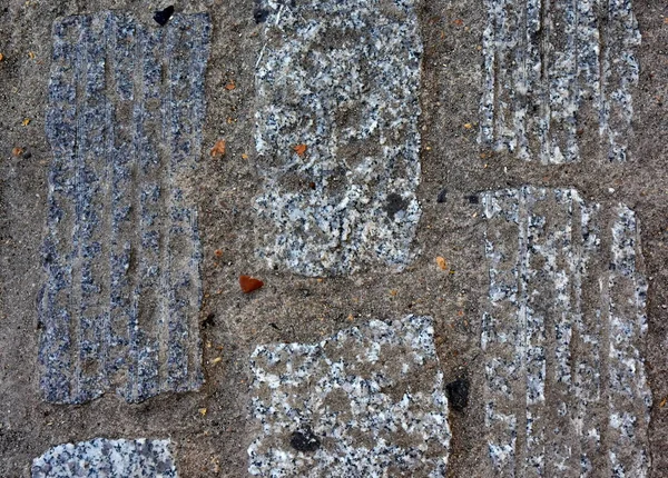 階層化された石で作られたトロリー不規則な形状のプレートからの歩行者用舗装パス — ストック写真