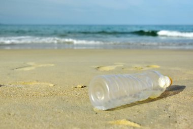 Alanı boş çöp şişe kum plaj doku zemin üzerine kopyalayın. Doğa ve çevre kavramı.