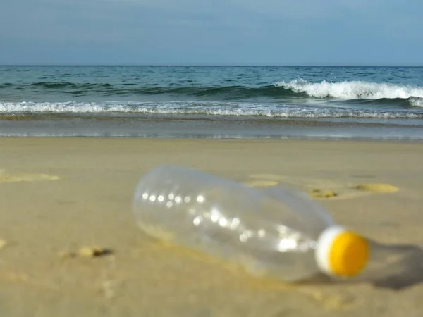 在沙滩纹理背景上复制空垃圾瓶的空间 自然与环境概念 — 图库照片