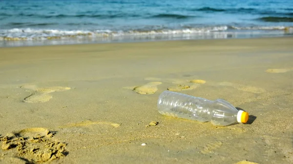 Kopieren Raum Von Leeren Müllflaschen Auf Sandstrand Textur Hintergrund Natur — Stockfoto