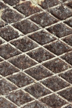 Rusty ve kırmızı doku metal plaka yivli. Kanalizasyon veya su kapağı. Özgün tasarım arka plan