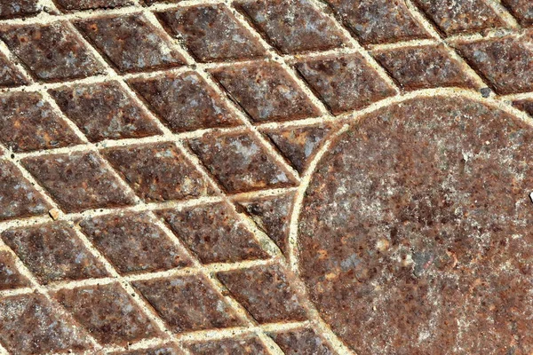 Rusty Kırmızı Doku Metal Plaka Yivli Kanalizasyon Veya Kapağı Özgün — Stok fotoğraf