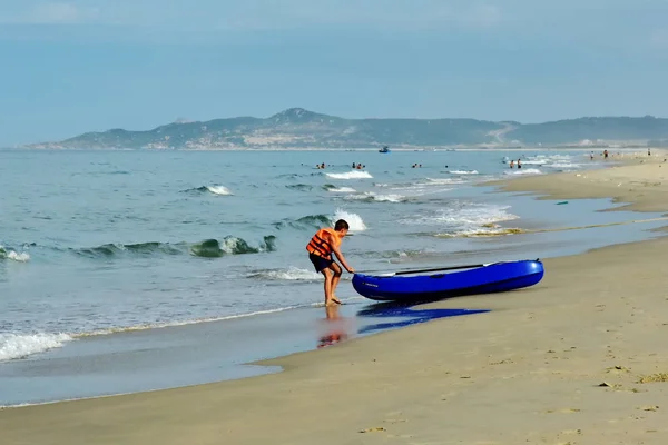 Julio 2018 Cam Ranh Vietnam Niño Chaleco Salvavidas Naranja Está — Foto de Stock