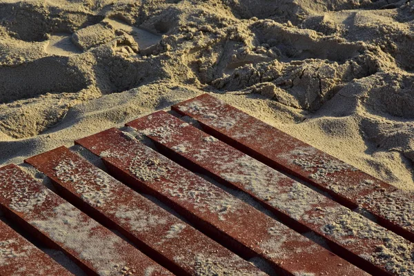 Kum Kırmızı Ahşap Kurullarında Arka Plan Merdiven Kum Plajındaki Kurullarının — Stok fotoğraf