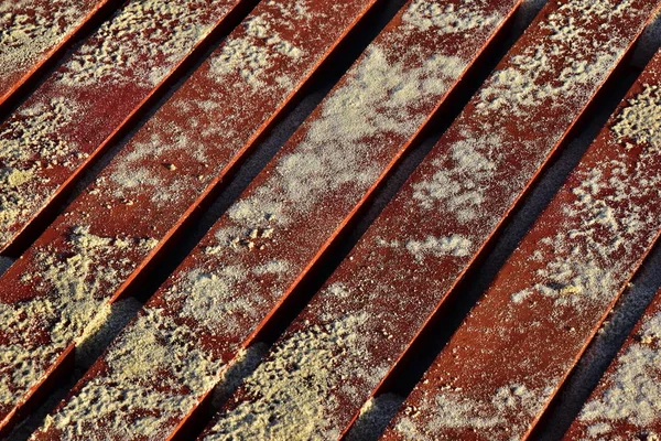 Sfondo Sabbia Tavole Legno Rosso Scala Assi Una Spiaggia Sabbiosa — Foto Stock