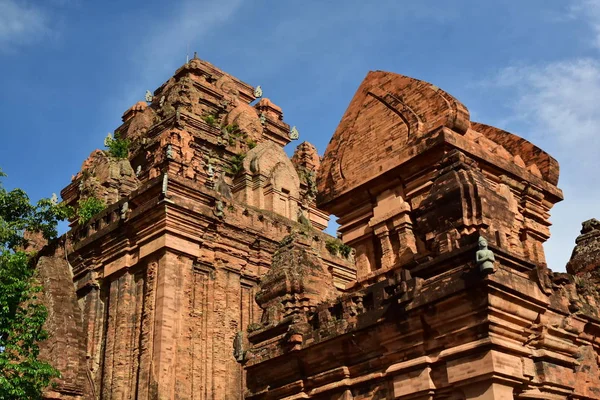 Ponagar veya Thap Ba Po Nagar Nha Trang city Vietnam yakınındaki bir Cham Tapınağı kule var. Önemli bir işleme Photoshop olmadan doğal fotoğraflar
