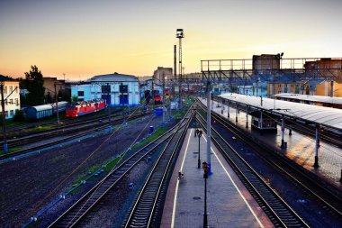 1 Temmuz 2018. Rusya. Krasnoyarsk şehrinde merkez tren yolcu istasyonu. Binaların manzarası, şafak söktüğünde binaların arka planında. Güzel manzara perspektifi