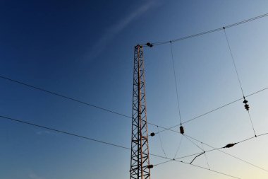Tren istasyonundaki kablolar güzel gökyüzüne karşı. Krasnoyarsk. - Rusya. Metin için boşluk kopyala