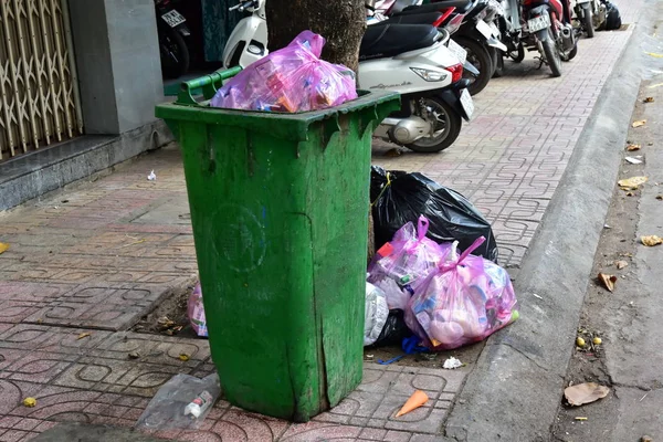 Julio 2018 Nha Trang Vietnam Cubos Basura Desbordantes Con Residuos — Foto de Stock