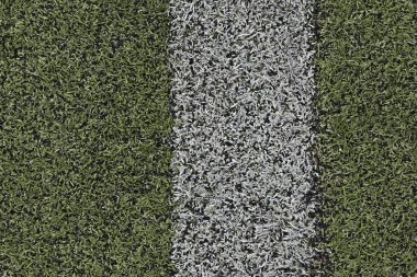 Futbol sahası için Stadium kapsama. Spor çalıştırmak için. Suni malzeme güçlü yıpranmış, ezilmiş, solmuş. Yüzey yedek gerektiren, onarım