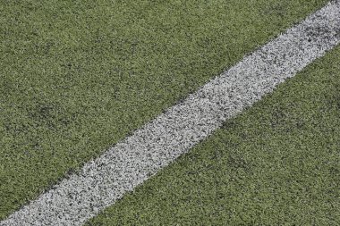 Futbol sahası için Stadium kapsama. Spor çalıştırmak için. Suni malzeme güçlü yıpranmış, ezilmiş, solmuş. Yüzey yedek gerektiren, onarım