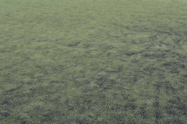 Futbol sahası için Stadium kapsama. Spor çalıştırmak için. Suni malzeme güçlü yıpranmış, ezilmiş, solmuş. Yüzey yedek gerektiren, onarım