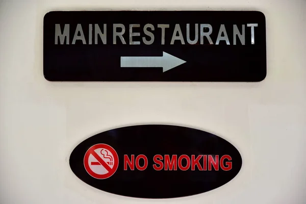 Main Restaurant Smoking Inscription Wooden Dark Board Arrow Indicates Direction — Stock Photo, Image
