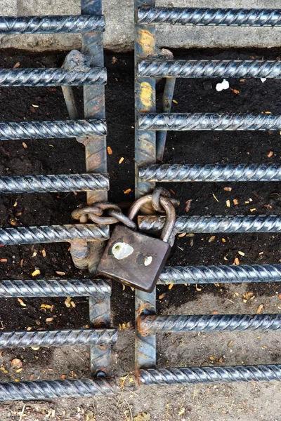 Padlock Met Een Ketting Versterkende Balken Het Asfalt Oppervlak Metalen — Stockfoto