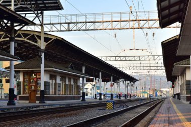 1 Temmuz 2018. Rusya. Yolcu platformu. Merkez Tren yolcu Krasnoyarsk şehir merkezinde. Binalar, şafağın fon karşı görünümünü. 